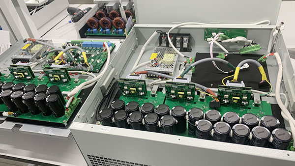 Un generator de energie reactivă statică are funcția unui condensator?